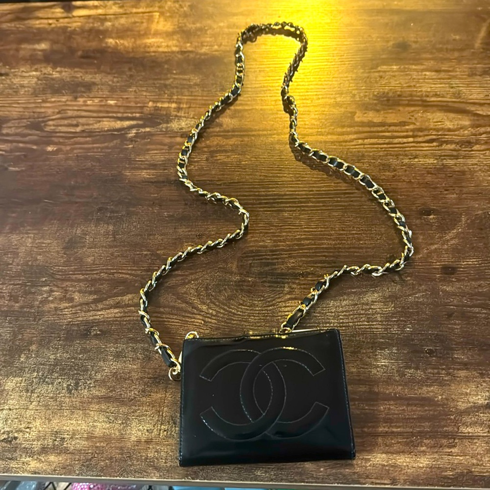 CHANEL small bag for coins and cards. 100% real! Take a look at the third pic.